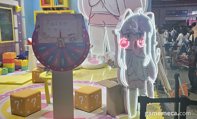 그 아래에는 이벤트용 룰렛과 소형 코미가 서 있는데 (사진: 게임메카 촬영)