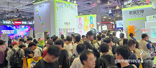 엄청난 유저들의 대기열로 게임의 인기를 실감할 수 있었다 (사진: 게임메카 촬영)