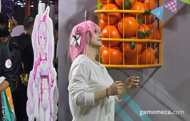 특정 이벤트 타임에는 도로시가 직접 부스에서 공을 던지는 모습도 구경할 수 있다 (사진: 게임메카 촬영)