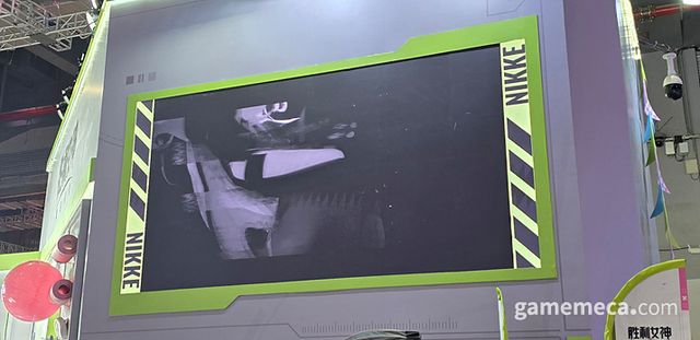 대형 스크린과 깔끔한 배색 등 정돈된 색감이 매력적인 승리의 여신: 니케 부스를 방문했다 (사진: 게임메카 촬영)