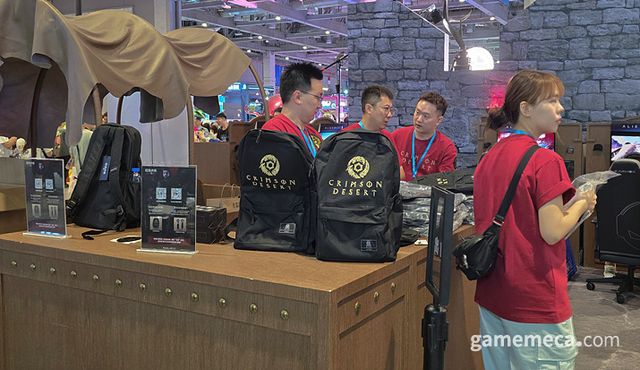 두 굿즈는 시연을 완료 후 부스를 퇴장할 때 제공됐다 (사진: 게임메카 촬영)