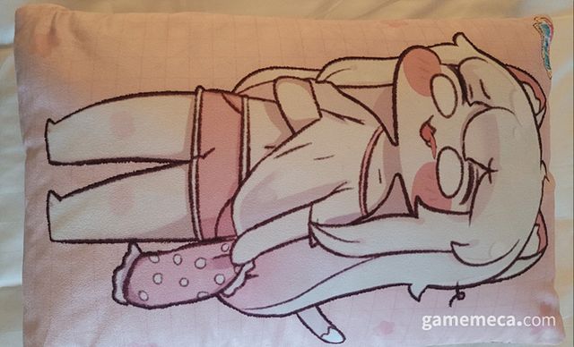 하지만 단연 깊은 인상을 남긴 것은 바로 이 쿠션이다. 아쉽게도 혀는 돌아가지 않지만.... (사진: 게임메카 촬영)