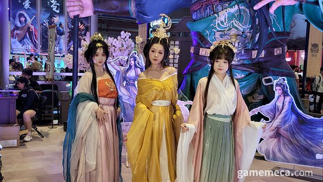 코스어 홍보모델들이 부스 중앙에서 유저들을 맞이하고 있었다 (사진: 게임메카 촬영)