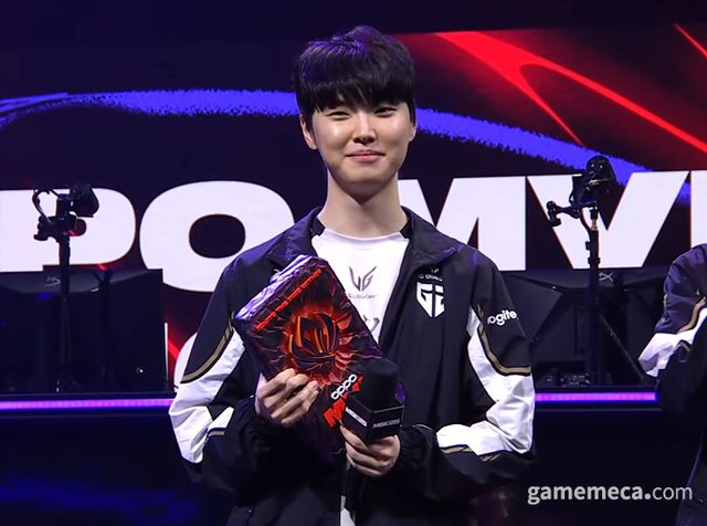 MVP를 수상한 '쵸비' 정지훈 선수(사진출처: LCK 공식 유튜브 영상 갈무리)