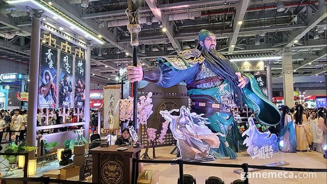 거대 관우 동상이 눈에 띄는 삼국: 모정천하 부스 (사진: 게임메카 촬영)