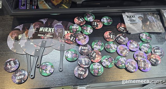 자유롭게 배치된 부채나 뱃지를 가져가는 유저들이 많았다고 (사진: 게임메카 촬영)