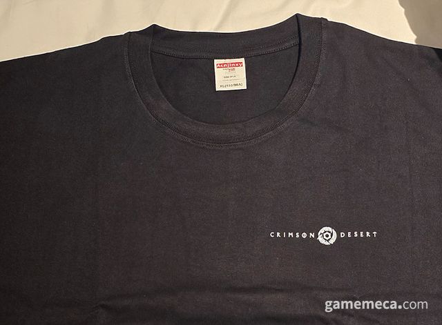 깔끔하게 로고만 박힌 앞면과 함께 (사진: 게임메카 촬영)