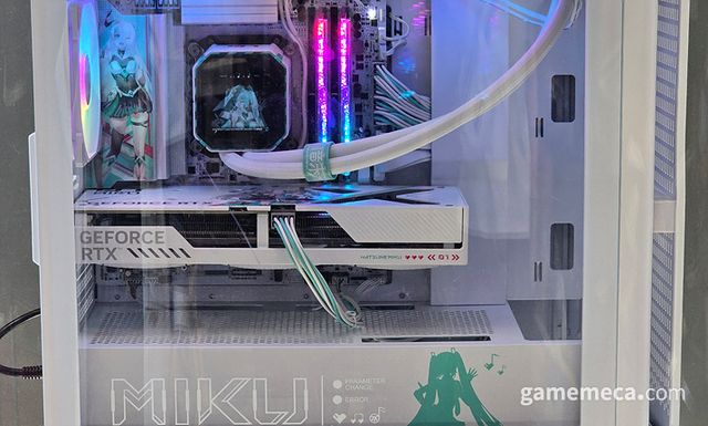 완벽한 미감을 가진 본체로 많은 이들의 시선을 끌었다 (사진: 게임메카 촬영)