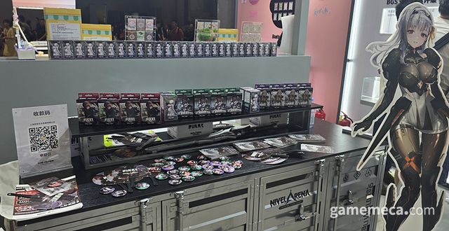 보드게임 존에서는 승리의 여신: 니케 굿즈와 제품을 만나볼 수 있었다 (사진: 게임메카 촬영)