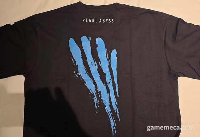 주인공 '클리프'의 얼굴에 있는 푸른 문양을 등에 새겨두어 단정하면서도 임팩트 있는 디자인으로 굿즈를 만들었다 (사진: 게임메카 촬영)