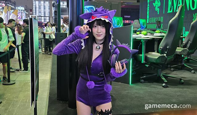 팬텀과 커플룩을 입은 부스 모델의 적극적인 홍보도 톡톡하게 시선을 모았다 (사진: 게임메카 촬영)