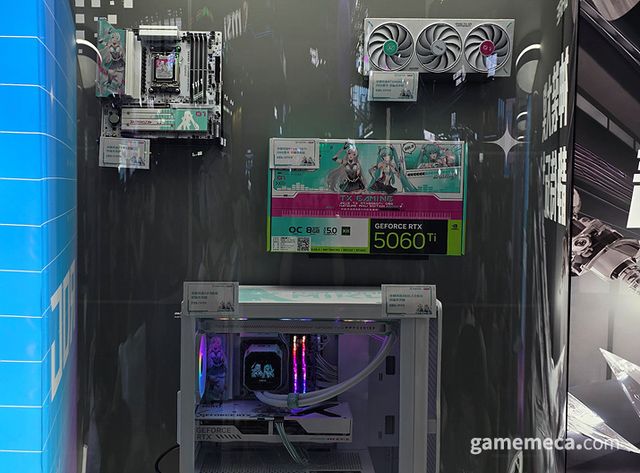 맞은편에 있는 아수스 사의 ROG 부스는 하츠네미쿠 컬래버 제품을 전시했는데 (사진: 게임메카 촬영)