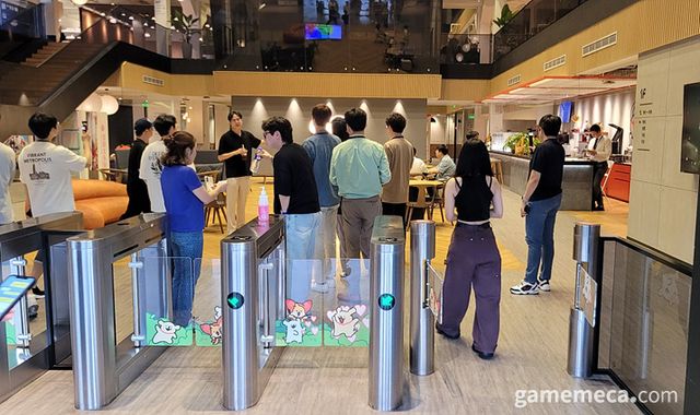 안으로 들어서면 (사진: 게임메카 촬영)