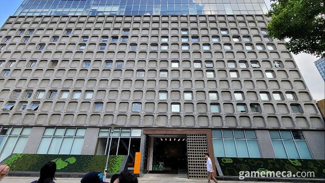 높다란 건물들 옆에는 (사진: 게임메카 촬영)