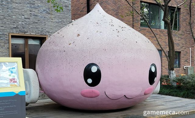 XD에서 개발한 라그나로크 M 대표 캐릭터 '포링'이 자리해 있다 (사진: 게임메카 촬영)