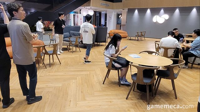 맞은 편에 자리한 소파와 테이블 (사진: 게임메카 촬영)