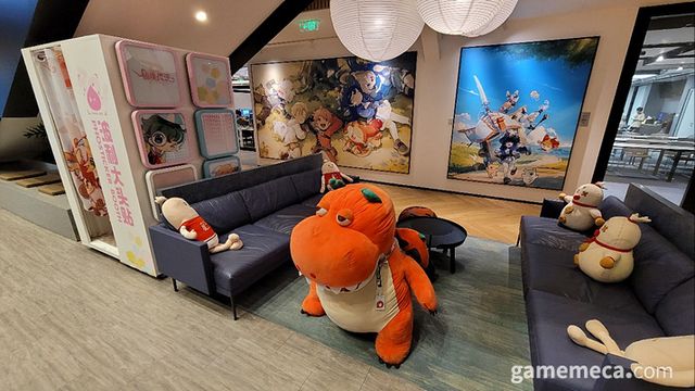 그 뒤로는 귀여운 인형과 사진 촬영 부스도 있다 (사진: 게임메카 촬영)