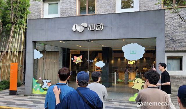 그 옆에 위치한 입구에 들어서면