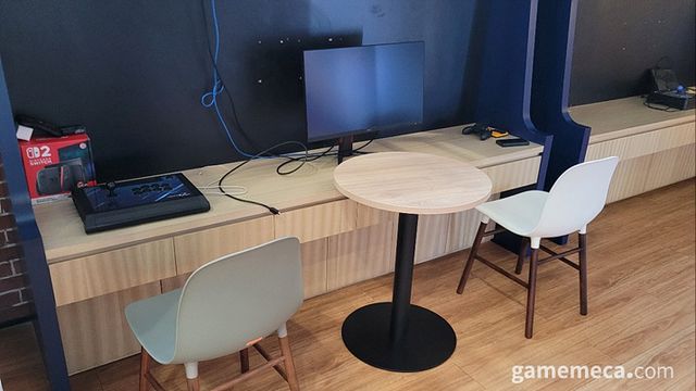 그 맞은 편에 위치한 게임 공간. 최근에 사용 했는지는 잘 모르겠다 (사진: 게임메카 촬영)