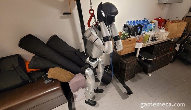 스튜디오 한켠에는 영상 제작용 휴머노이드도 자리해 있다. 가격이 어마어마하다고. (사진: 게임메카 촬영)