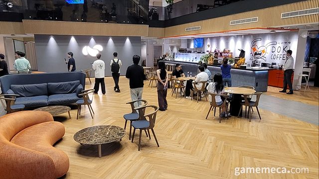 넓다란 휴식 공간이 맞이 해준다 (사진: 게임메카 촬영)