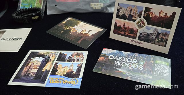 가방 안에는 캐스터 우즈의 환경을 담은 여러 엽서와 스티커, 팔찌 등 다양한 굿즈가 있다 (사진: 게임메카 촬영)