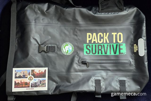 가장 먼저 살펴볼 것은 서바이벌 백팩이다. 엽서를 보면 알 수 있듯 엄청난 크기를 자랑한다 (사진: 게임메카 촬영)