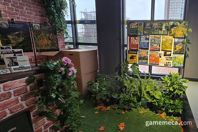 옆에 있는 게시판에는 캐스터 우즈의 환경과 홍보물들이 가득하다 (사진: 게임메카 촬영)