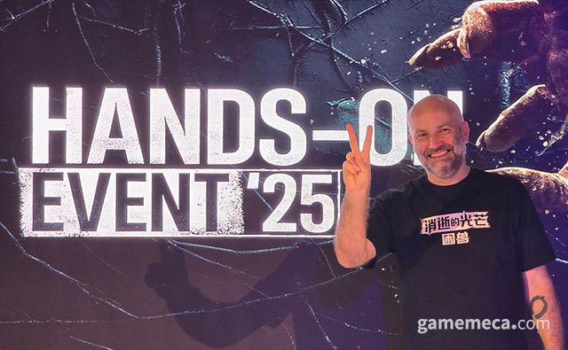 안으로 들어서자 다잉 라이트 시리즈 티몬 스멕탈라 총괄 디렉터가 방문객을 맞이했다 (사진: 게임메카 촬영)