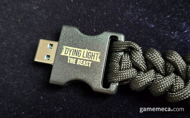 안을 열면 USB가 나오는 독특한 팔찌도 만나볼 수 있다 (사진: 게임메카 촬영)