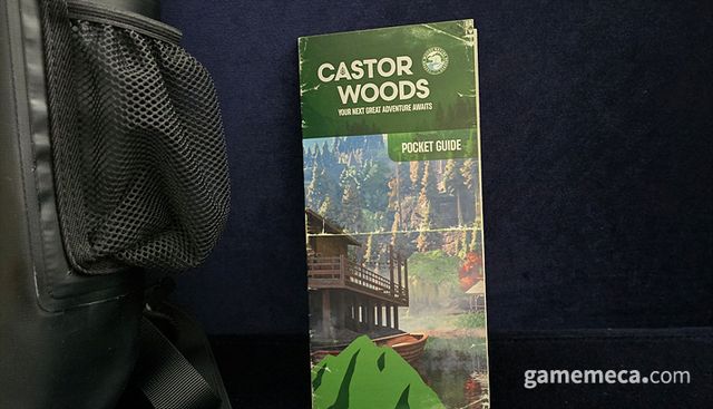 캐스터 우즈 방문자들을 위한 주요 정보가 담긴 비밀스러운 책자와 함께 (사진: 게임메카 촬영)