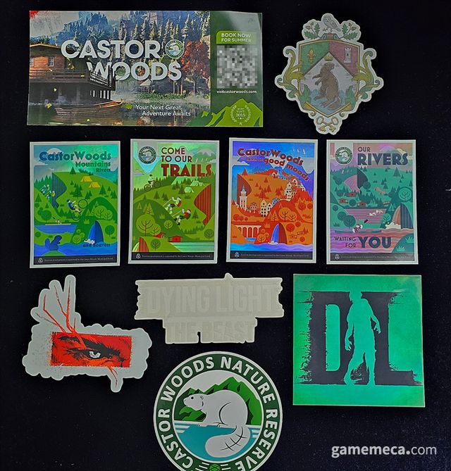 홀로그램이 인상적인 스티커들은 얇고 질겨 어디에나 쉽게 붙였다 뗄 수 있는 재질이다 (사진: 게임메카 촬영)