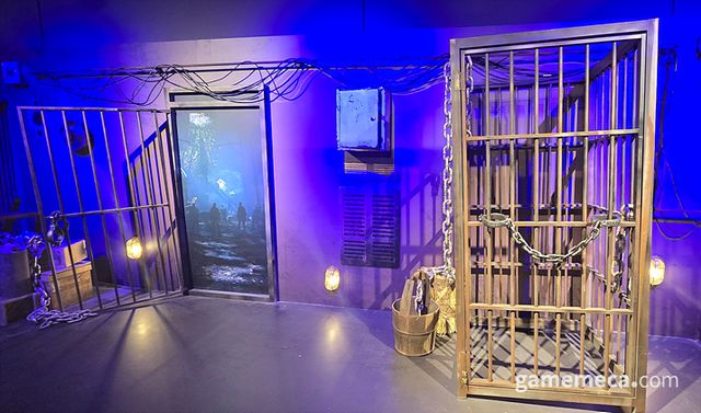 좀비들을 가두는 창살 포토존 등이 전시돼 완전히 대비되는 모습을 선보였다 (사진: 게임메카 촬영)