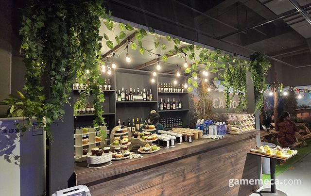 내부에는 숲 속에 있는 고즈넉한 가게를 연상케하는 카페테리아가 구비됐다 (사진: 게임메카 촬영)