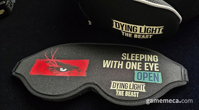 언제 어디서나 편안한 수면을 취할 수 있는 여행용 목베개와 주인공 '카일 크레인'의 흉터를 담은 안대 (사진: 게임메카 촬영)