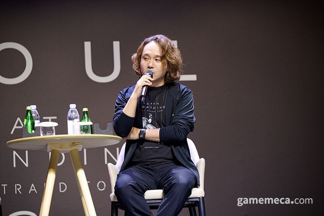 질문에 답변 중인 신카와 요지 아트 디렉터 (사진제공: SIEK)