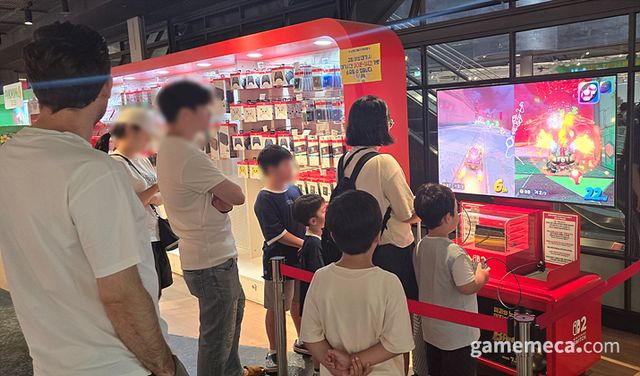 그래도 휴가를 맞아 많은 유저들이 시연 혹은 나들이를 위해 방문하는 경우가 늘어나며 활기를 찾았다는 점이 중요하다 (사진: 게임메카 촬영)