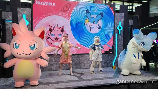 곧 무대에 올라 팰과 트레이너가 함께 하는 무대를 선보이는데... (사진: 게임메카 촬영)