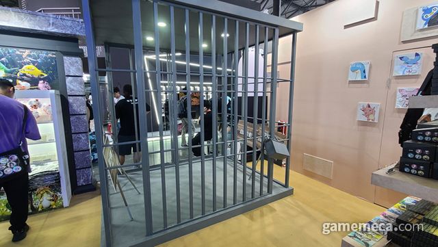 보고 말았다... 굿즈샵 뒷편의 어둠을... (사진: 게임메카 촬영)