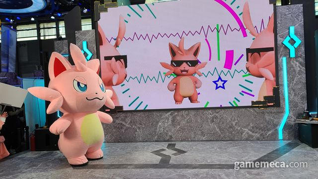 곧이어 무대에 음악이 나오자... (사진: 게임메카 촬영)