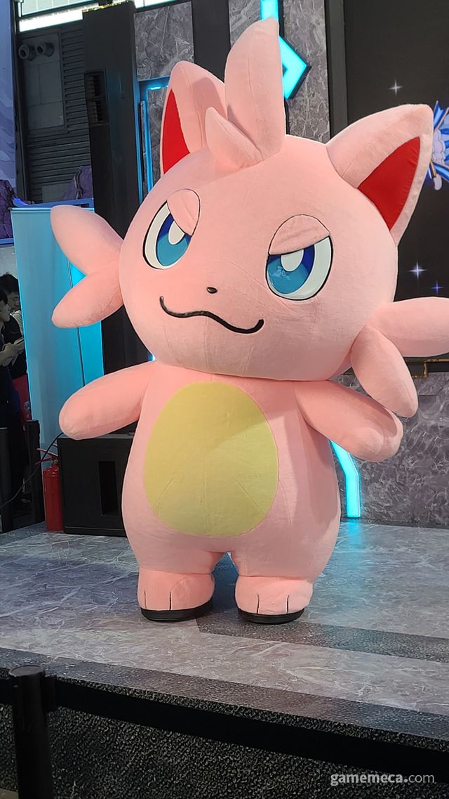 뭔가 열심히 몸을 씰룩거리며 춤을 추기 시작한다 (사진: 게임메카 촬영)