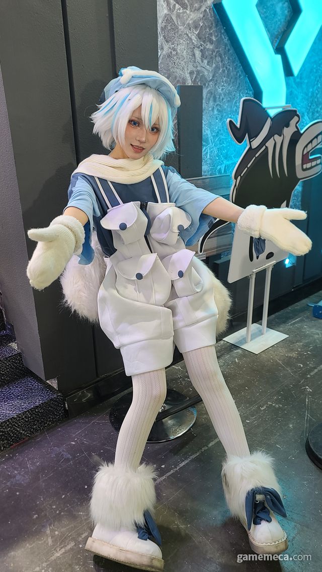 그리고 옆에서 사진을 찍어주던 친절한 트레이너양이 (사진: 게임메카 촬영)