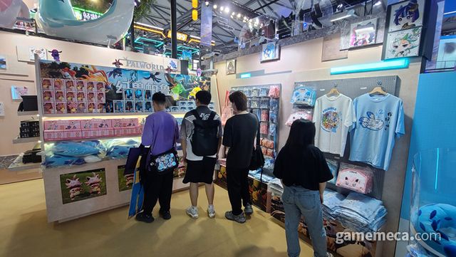 팰월드 부스 뒷편은 굿즈샵이었는데 (사진: 게임메카 촬영)