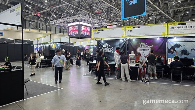 분주히 게임을 손보는 개발자분들 (사진: 게임메카 촬영)