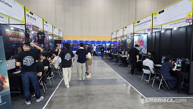 삼삼오오 모여 게임에 대한 이야기도 나눈다 (사진: 게임메카 촬영)