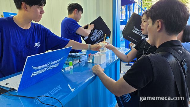 행사를 모두 참여한 분들에게는 작은 사은품과 슬러쉬를 보급해준다 (사진: 게임메카 촬영)