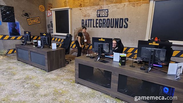 1 대 1 매치를 즐길 수 있는 배틀그라운드 시연대가 가장 먼저 보인다 (사진: 게임메카 촬영)