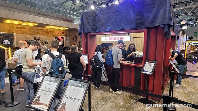 부스 출구에는 보급상자를 본 딴 카운터에서 굿즈를 수령할 수 있다 (사진: 게임메카 촬영)