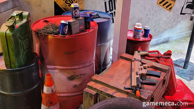 배틀그라운드를 상징하는 3레벨 헬멧과 에너지 드링크, 각종 총기 (사진: 게임메카 촬영)