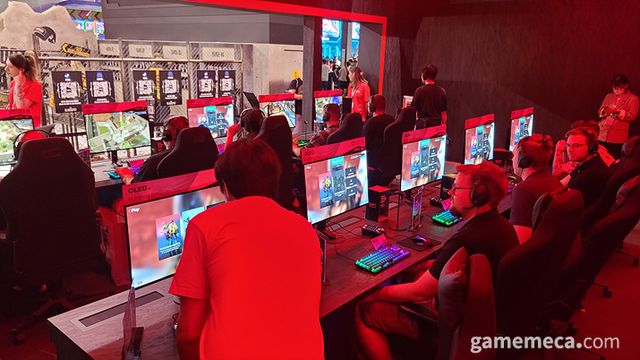 역시나 많은 유저들이 게임을 시연하고 있었다 (사진: 게임메카 촬영)